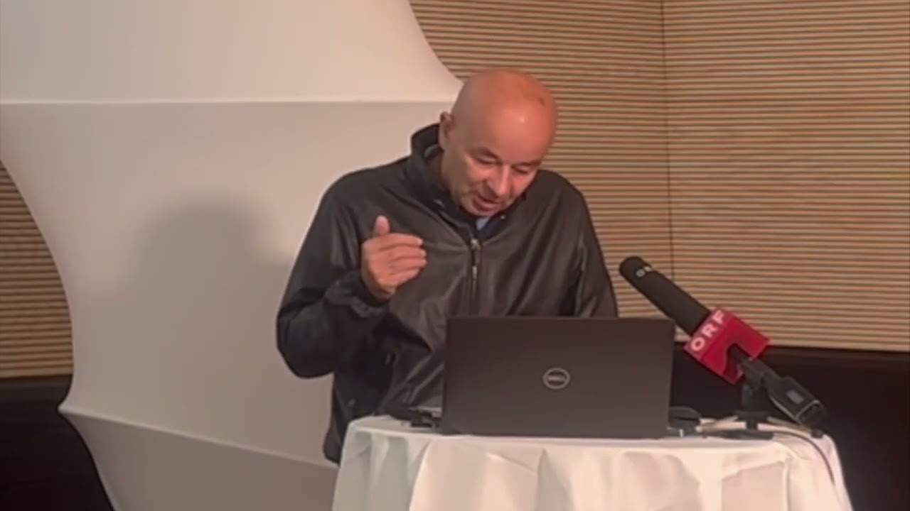 Vorschaubild: Redner bei der Pressekonferenz, daneben ein ORF-Mikrofon